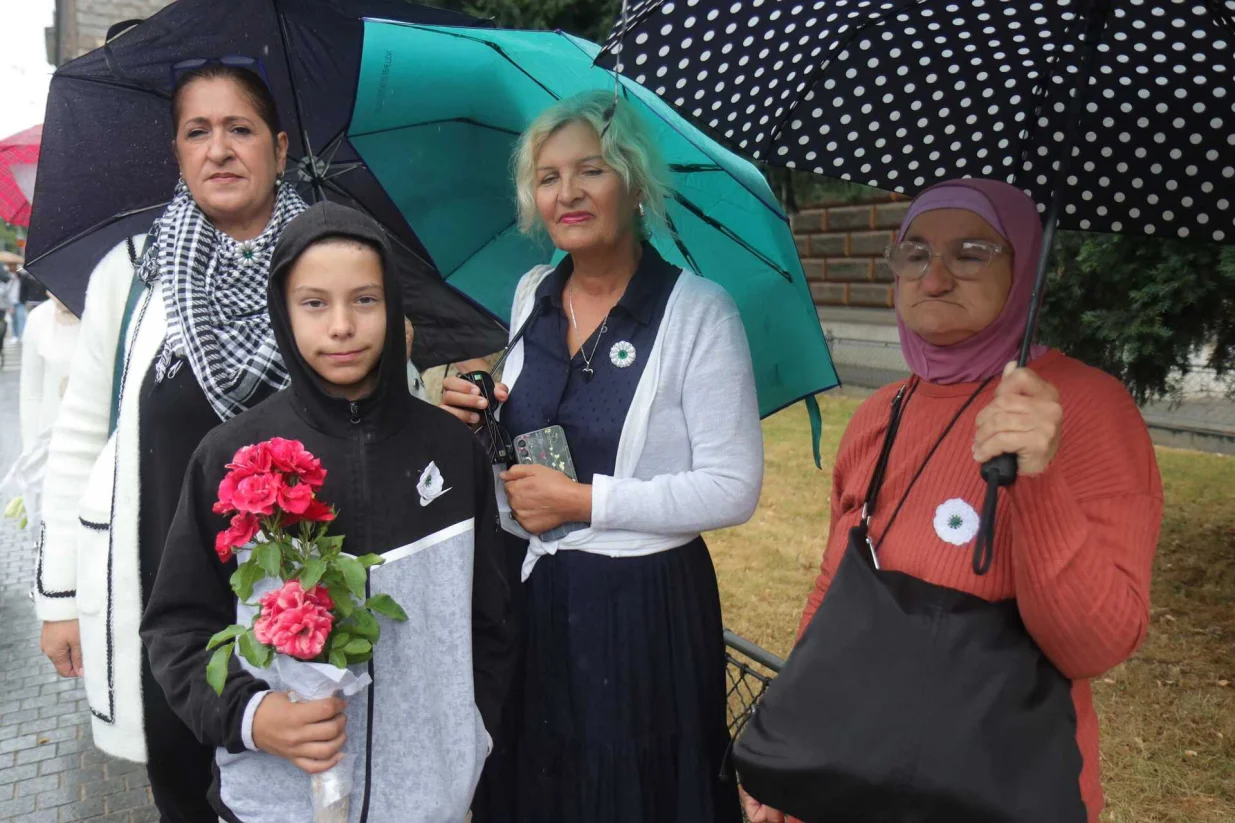 građani sarajeva uoči doska kolone sa posmrtnim ostacima žrtava genocida (3)/Senad Gubelić 