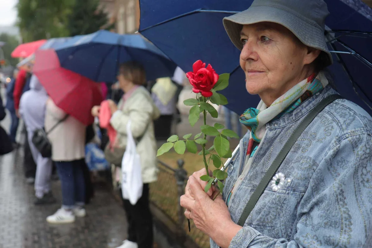 građani sarajeva uoči doska kolone sa posmrtnim ostacima žrtava genocida (3)/Senad Gubelić 