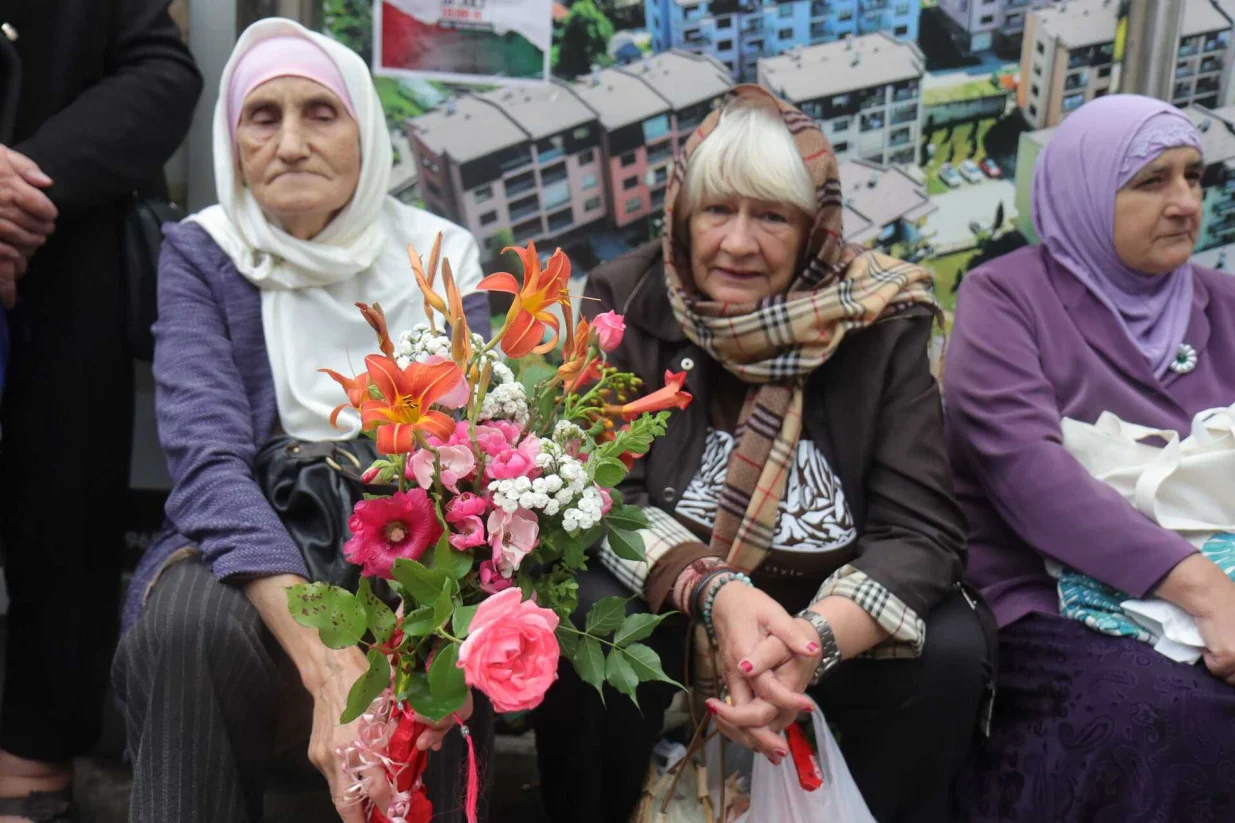 građani sarajeva uoči doska kolone sa posmrtnim ostacima žrtava genocida (3)/Senad Gubelić 