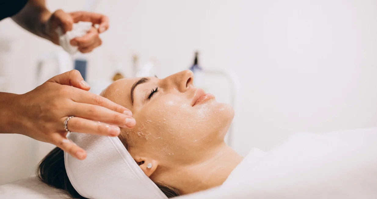 Lice zategnuto, kosa bujna/Free Pik