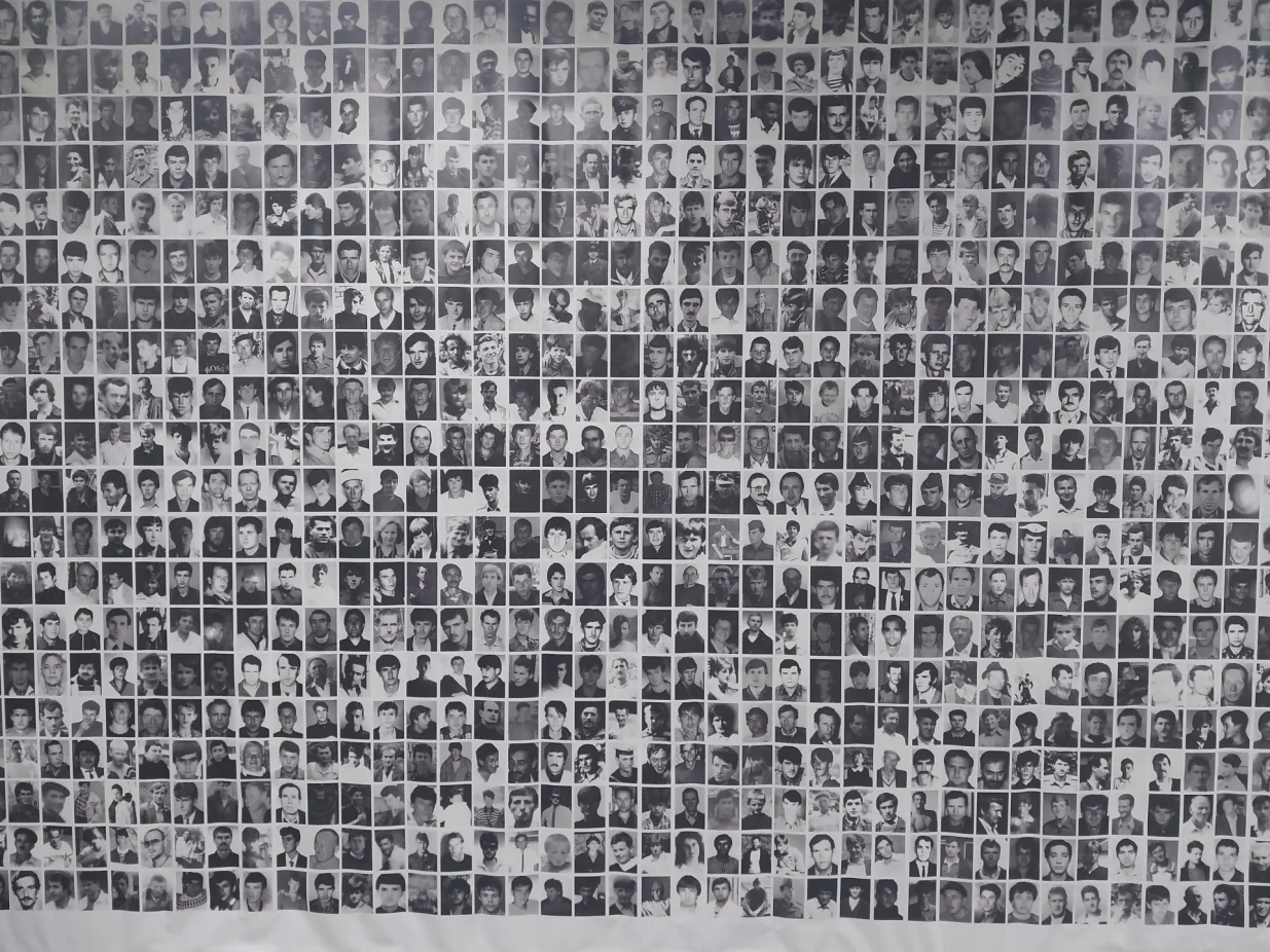 U organizaciji asocijacije "Djeca Srebrenice" u Australijsko-bosanskom islamskom centru Deer Park, na zapadu Melbournea, priređen je potresan komemorativni skup s kojeg je poslana snažna poruka mira//