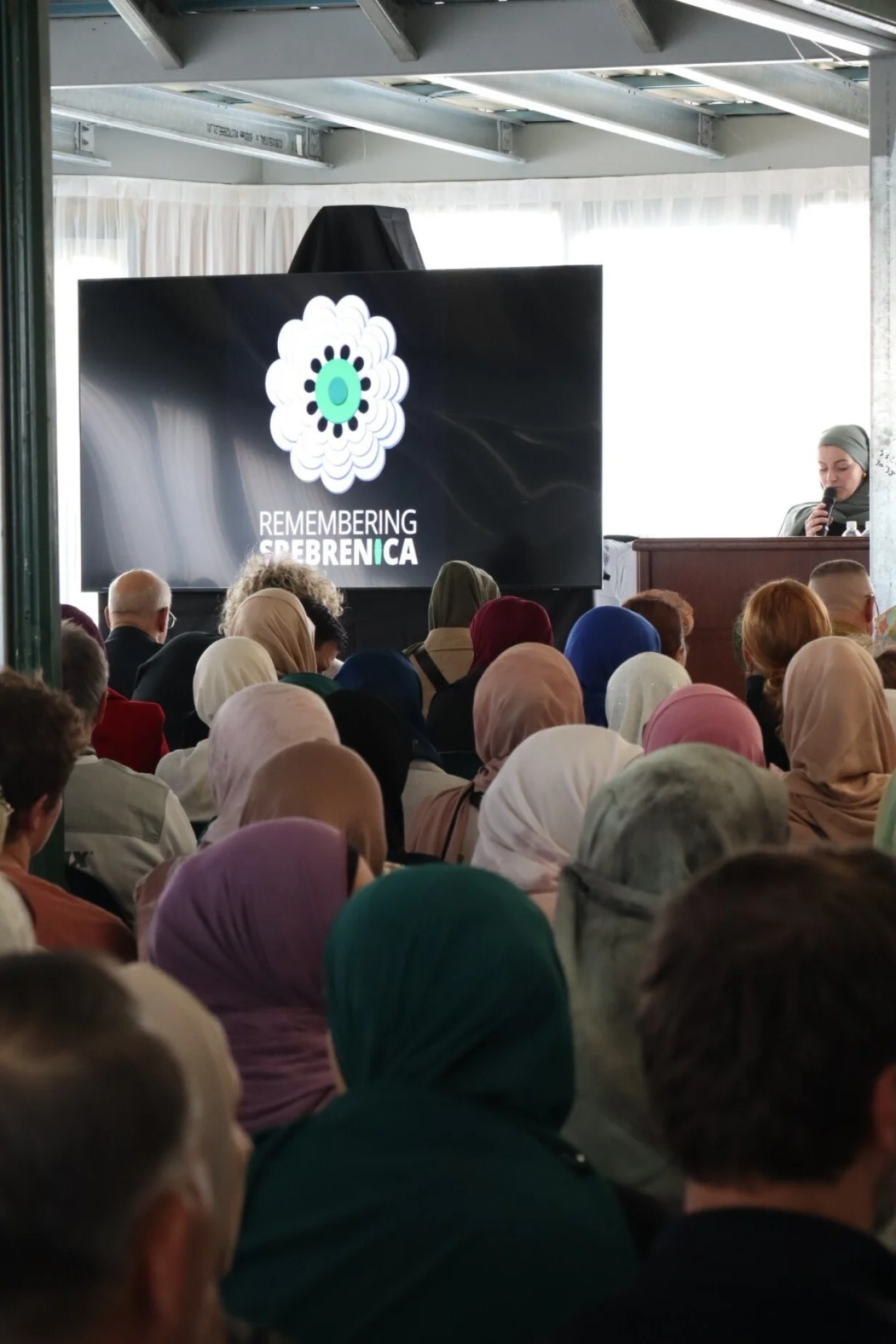 U organizaciji asocijacije "Djeca Srebrenice" u Australijsko-bosanskom islamskom centru Deer Park, na zapadu Melbournea, priređen je potresan komemorativni skup s kojeg je poslana snažna poruka mira//