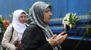 Tužna kolona s posmrtnim ostacima sedam žrtava srebreničkog genocida ispraćena je kroz Sarajevo/Senad Gubelić