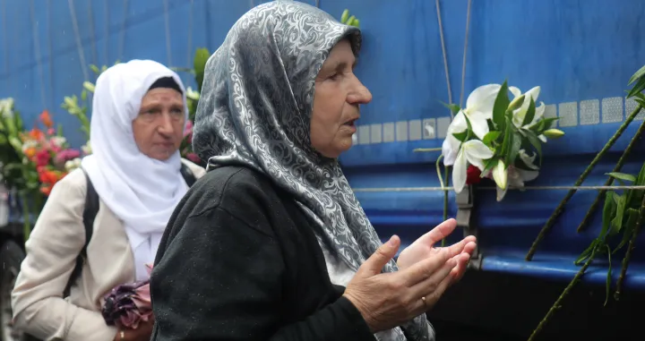 Tužna kolona s posmrtnim ostacima sedam žrtava srebreničkog genocida ispraćena je kroz Sarajevo/Senad Gubelić