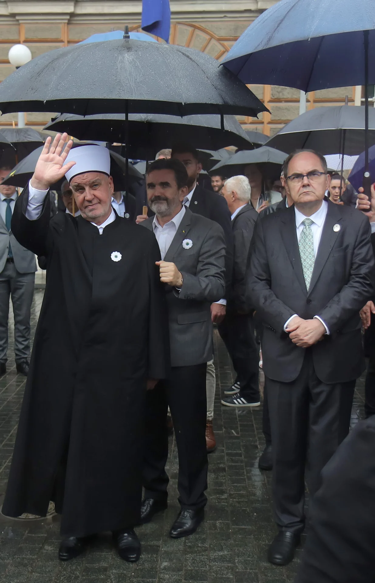 Tužna kolona s posmrtnim ostacima sedam žrtava srebreničkog genocida ispraćena je kroz Sarajevo/Senad Gubelić