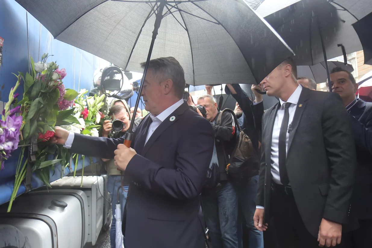 Tužna kolona s posmrtnim ostacima sedam žrtava srebreničkog genocida ispraćena je kroz Sarajevo/Senad Gubelić