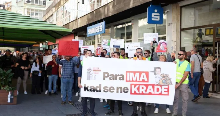 Novi protest grupe mladih ljudi nezadovoljnih zbog iznosa subvencije koju im je Vlada KS dodijela za rješavanje stambenog pitanja/Fena