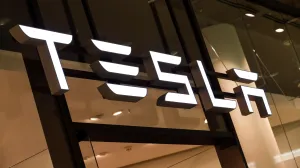 epa08521975 (FILE) - A Tesla logo is seen in a showroom in Berlin, Germany, 13 November 2019 (reissued 01 July 2020). According to reports on 01 July 2020, Tesla has become the most valuable auto company in the world surpassing Toyota. EPA/FELIPE TRUEBA *** Local Caption *** 55831091/Felipe Trueba