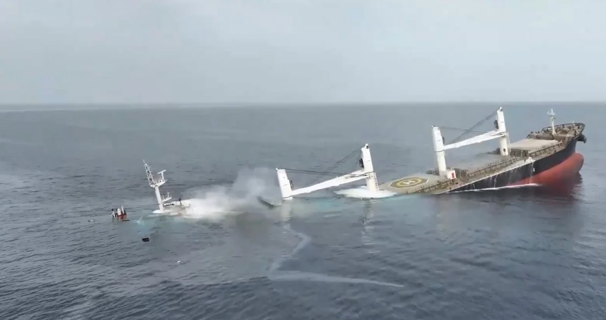 Huti napali i potopili brod Eternity C/Screenshot