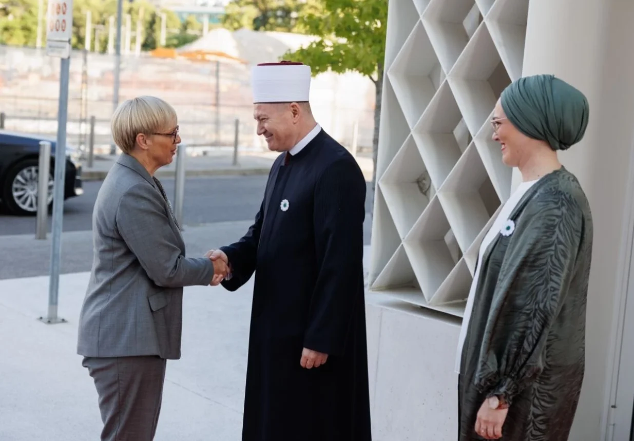 Nataša Pirc Musar i muftija mr. Nevzet-ef. Porić; U dvorištu Muslimanskog kulturnog centra Ljubljana u srijedu, 9. jula, održana je centralna svečanost povodom 30. godišnjice genocida u Srebrenici, čime je zaključen višemjesečni memorijalni program//