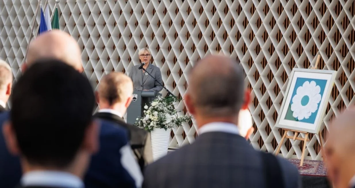 Nataša Pirc Musar; U dvorištu Muslimanskog kulturnog centra Ljubljana u srijedu, 9. jula, održana je centralna svečanost povodom 30. godišnjice genocida u Srebrenici, čime je zaključen višemjesečni memorijalni program//