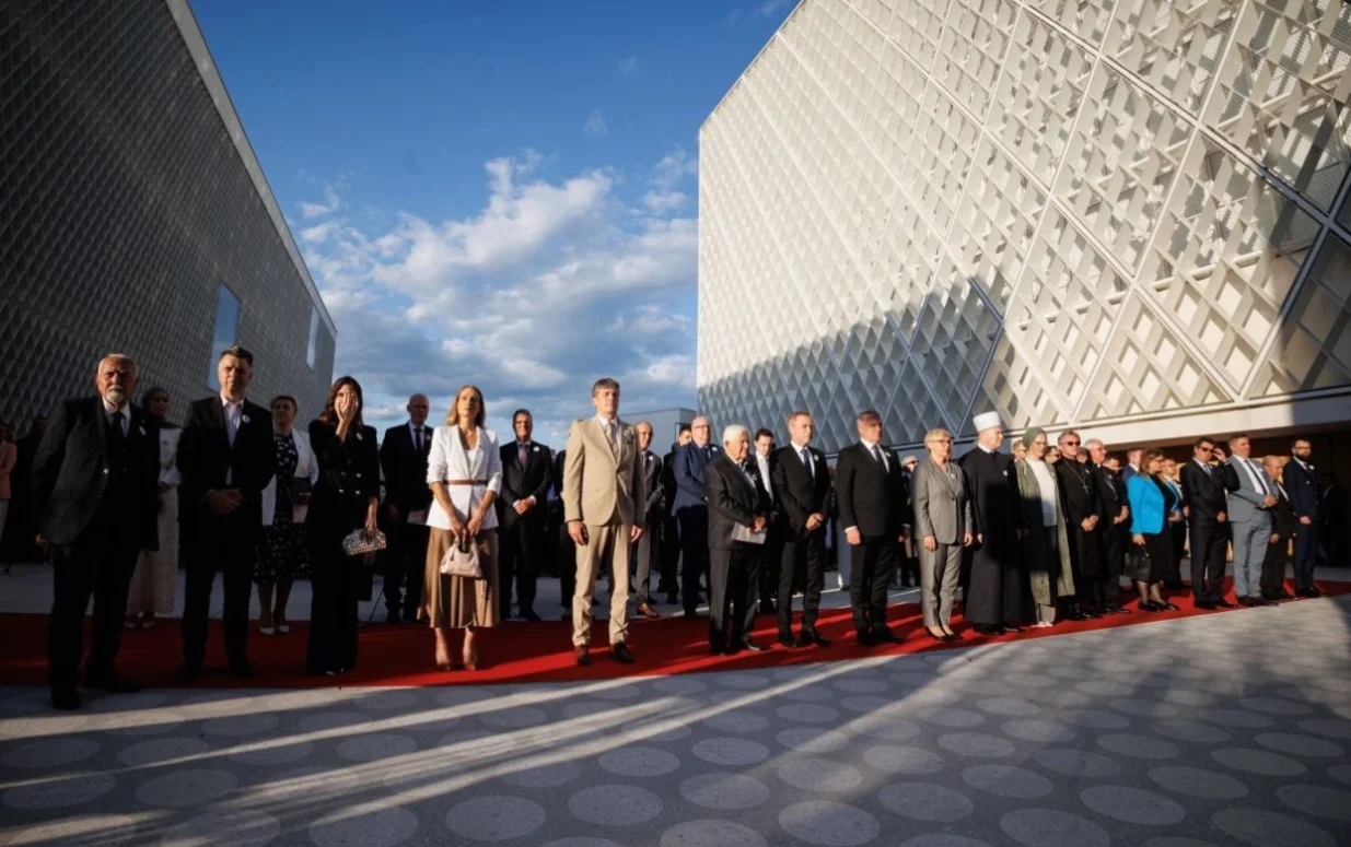 U dvorištu Muslimanskog kulturnog centra Ljubljana u srijedu, 9. jula, održana je centralna svečanost povodom 30. godišnjice genocida u Srebrenici, čime je zaključen višemjesečni memorijalni program//