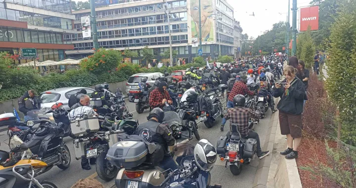 motoristi u sarajevu, na putu ka srebrenici/Senad Gubelić