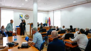 Komemorativna sjedcnica SO Srebrenica/Damir Deljo/