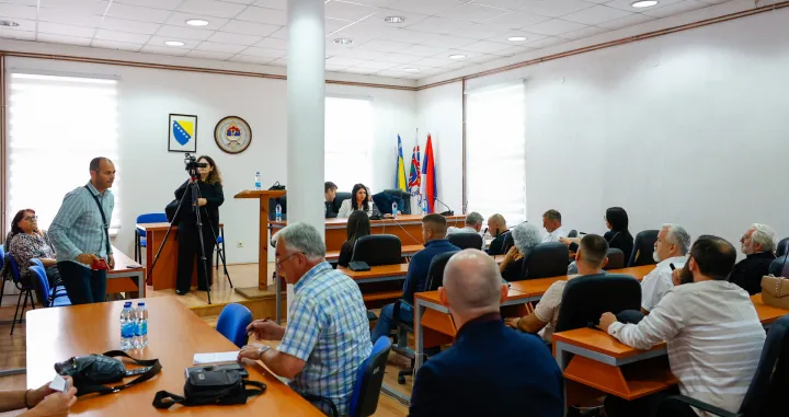 Komemorativna sjedcnica SO Srebrenica/Damir Deljo/