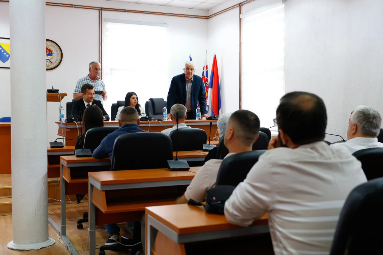 Komemorativna sjedcnica SO Srebrenica/Damir Deljo/