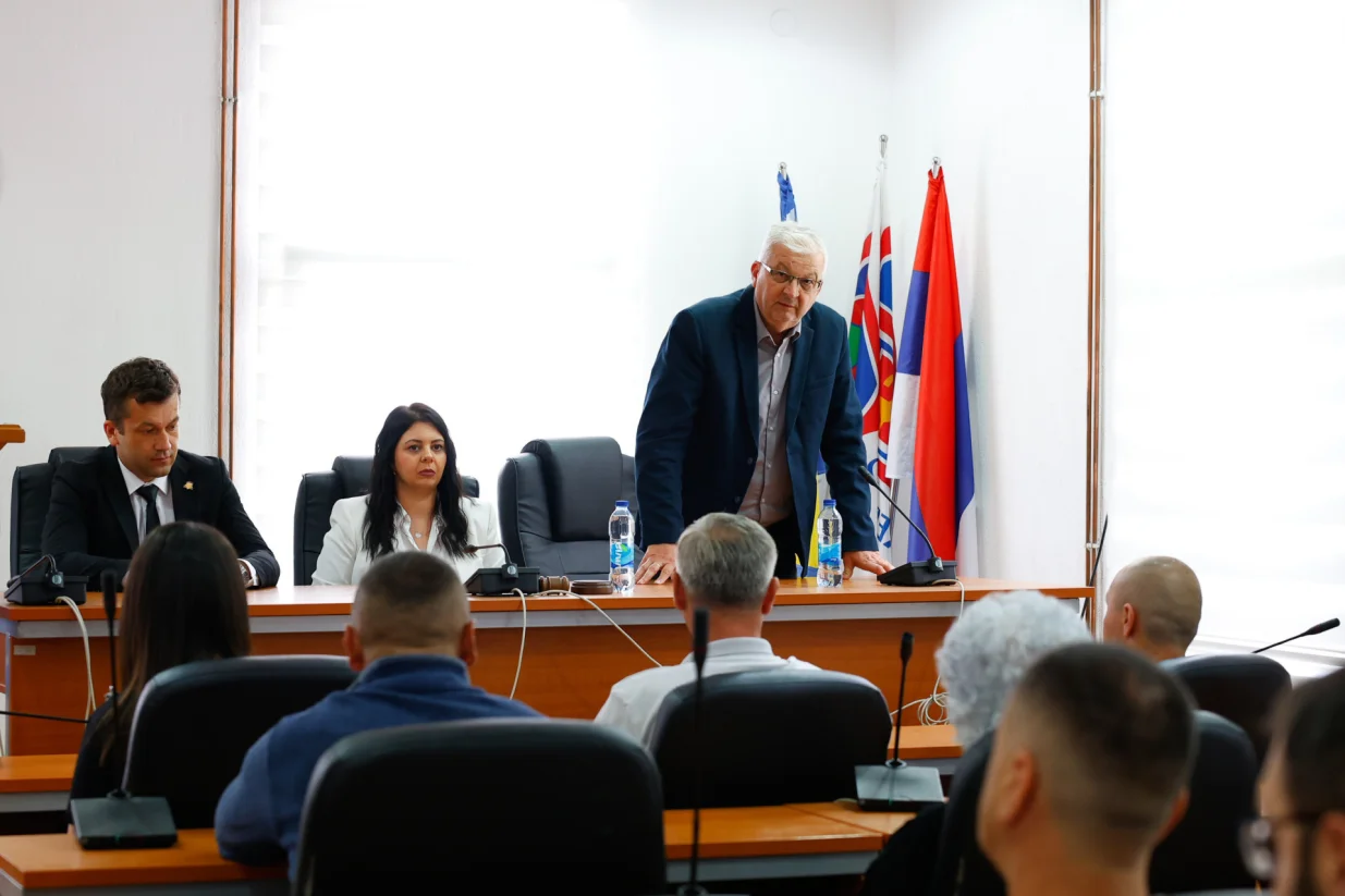 Komemorativna sjedcnica SO Srebrenica/Damir Deljo/