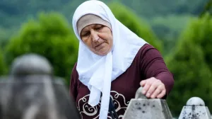 Mirzeta Karić, ukopava oca u potočarima, do sada je ukopala 49 članova porodice Detektor/Detektor