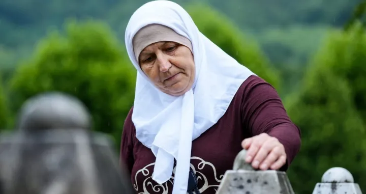 Mirzeta Karić, ukopava oca u potočarima, do sada je ukopala 49 članova porodice Detektor/Detektor