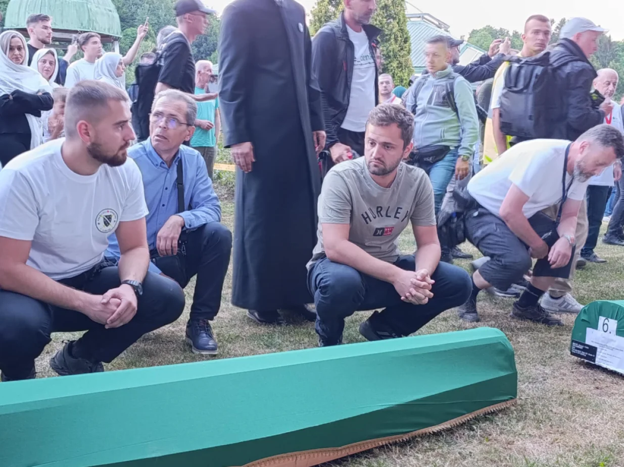 Tabuti sa posmrtni ostacima žrtava srebreničkog genocida, iznošenje tabuta, tabuti preneseni iz Fabrike akumulatora do Musale, genocid u Srebrenici, Srebrenica, Potočari, 30. godišnjica genocida/Edin Barimac