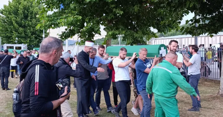 Tabuti sa posmrtni ostacima žrtava srebreničkog genocida, iznošenje tabuta, tabuti preneseni iz Fabrike akumulatora do Musale, genocid u Srebrenici, Srebrenica, Potočari, 30. godišnjica genocida/Edin Barimac