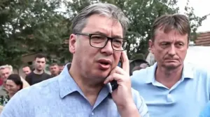 Aleksandar Vučić priča na telefon/Prtsc