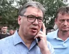 Aleksandar Vučić priča na telefon/Prtsc