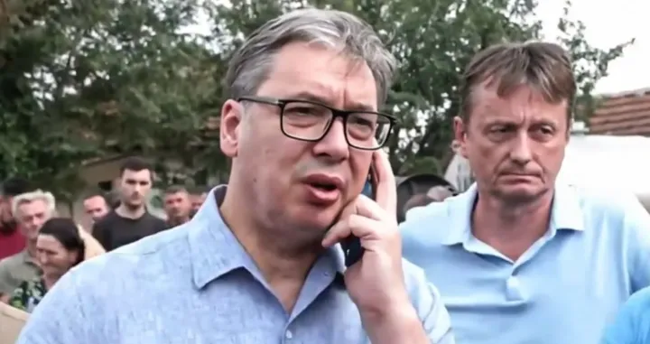 Aleksandar Vučić priča na telefon/Prtsc