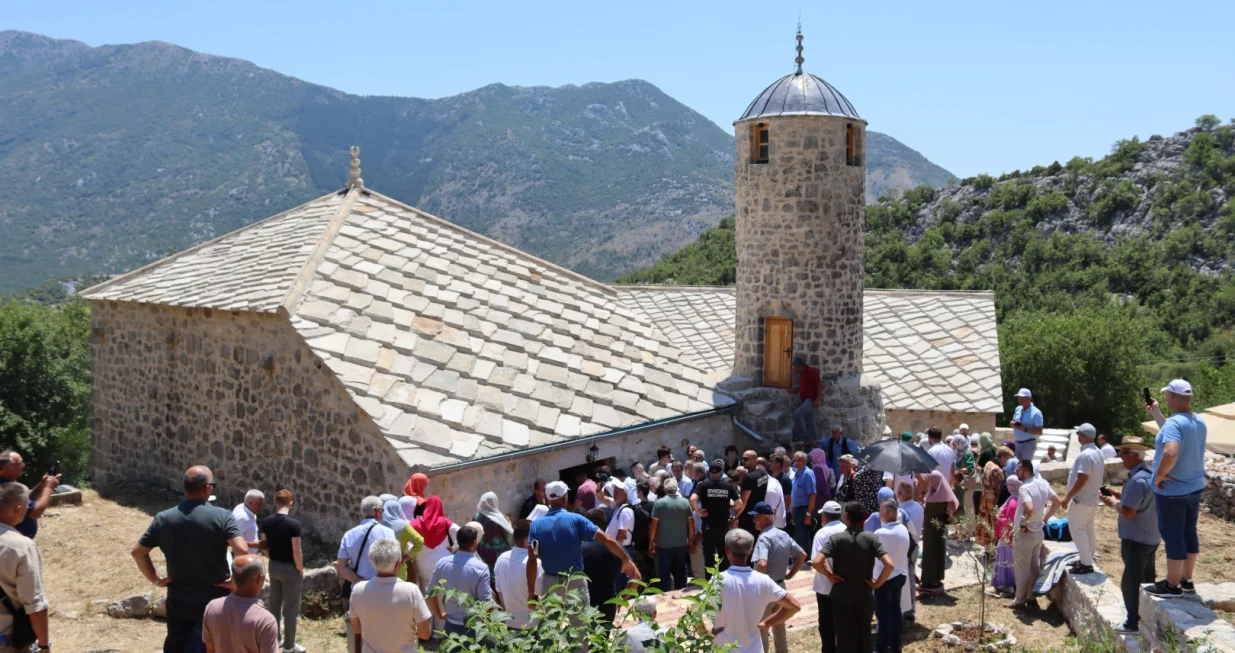 U prisustvu nekoliko stotina vjernika, u Kotezima kod Trebinja danas je svečano otvorena obnovljena džamija, koja će uz ime osnivača Muje Kotezlije, od sada nositi i naziv Hafizova džamija, prema želji novih vakifa – hafiza prof. dr. Farisa Gavrankapetanovića i njegove supruge dr. Alme Gavrankapetanović./