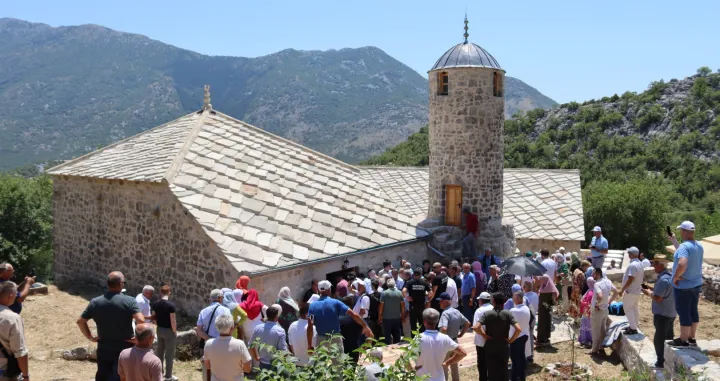 U prisustvu nekoliko stotina vjernika, u Kotezima kod Trebinja danas je svečano otvorena obnovljena džamija, koja će uz ime osnivača Muje Kotezlije, od sada nositi i naziv Hafizova džamija, prema želji novih vakifa – hafiza prof. dr. Farisa Gavrankapetanovića i njegove supruge dr. Alme Gavrankapetanović./