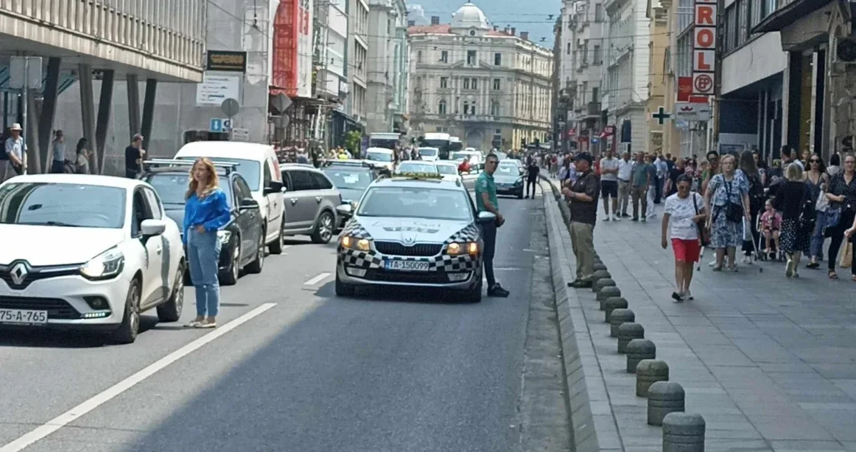SArajevo stalo, oglasile se sirene/Senad Gubelić