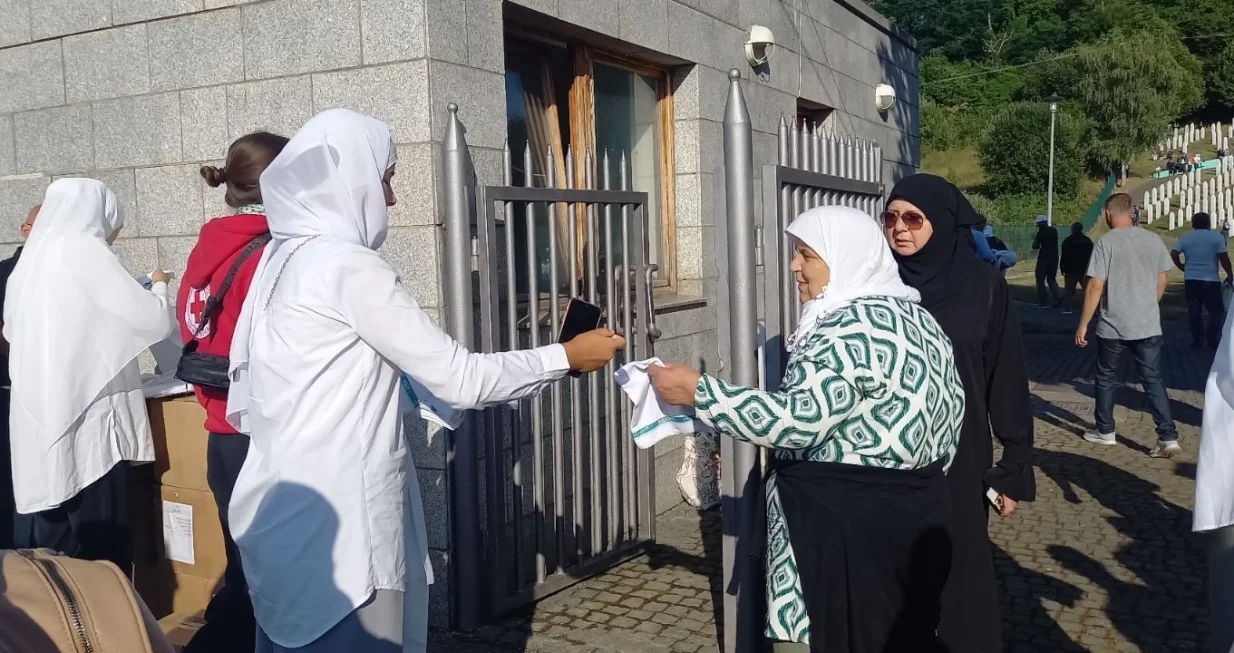 majke srebrenice podijelile bijele marame u MC Potočari, porodice pored tabuta Fena/Fena