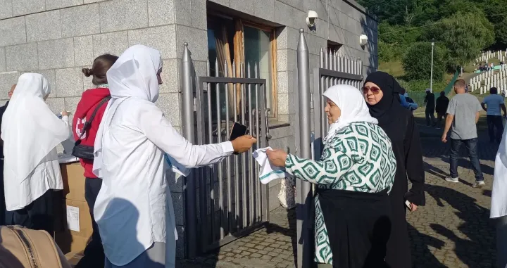 majke srebrenice podijelile bijele marame u MC Potočari, porodice pored tabuta Fena/Fena