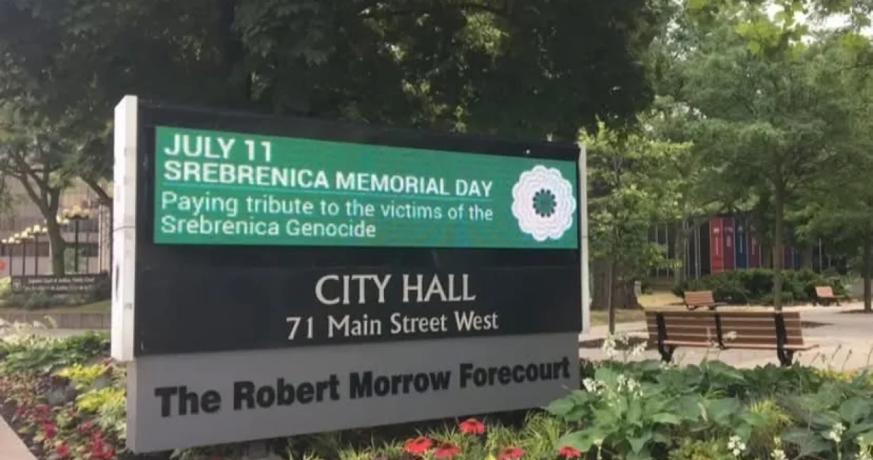 Hamilton odaje počast žrtvama genocida u Srebrenici/