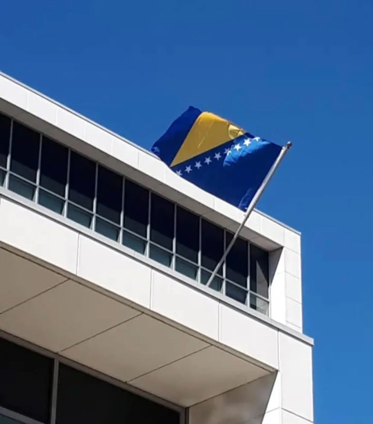 Hamilton odaje počast žrtvama genocida u Srebrenici/