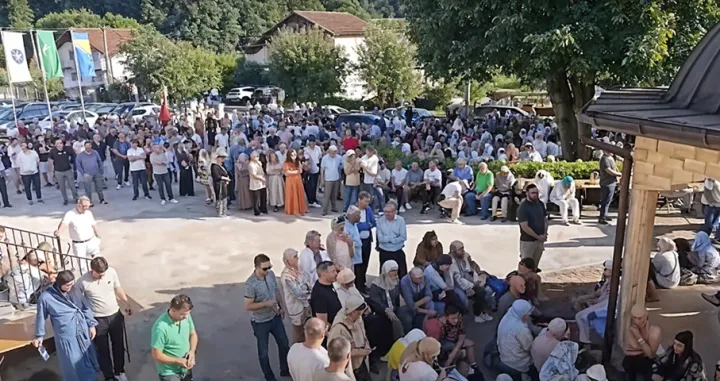 U Biljanima kod Ključa jučer je obilježena 33. godišnica jednog od najstrašnijih zločina počinjenih nad bošnjačkim civilima tokom agresije na Bosnu i Hercegovinu. Naime, 10. jula 1992. godine su srpske snage na brutalan način ubile 258 mještana, muškaraca, žena i djece, kao i starih osoba//