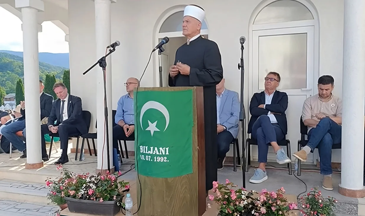 Muftija banjalučki Ismail-ef. Smajlović; U Biljanima kod Ključa jučer je obilježena 33. godišnica jednog od najstrašnijih zločina počinjenih nad bošnjačkim civilima tokom agresije na Bosnu i Hercegovinu. Naime, 10. jula 1992. godine su srpske snage na brutalan način ubile 258 mještana, muškaraca, žena i djece, kao i starih osoba//