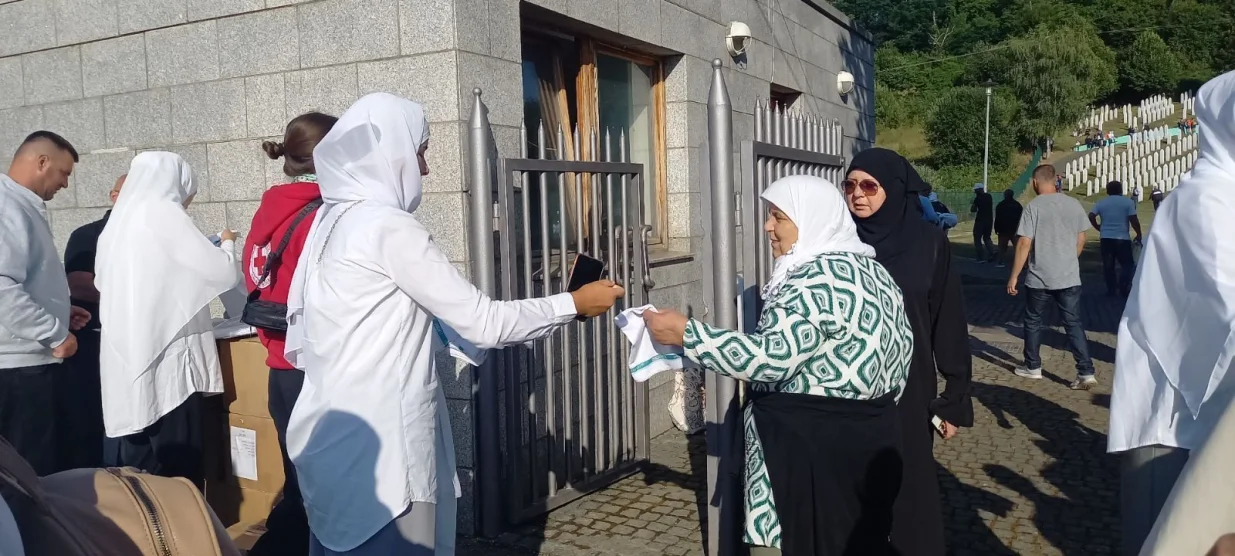 majke srebrenice podijelile bijele marame u MC Potočari, porodice pored tabuta Fena/Fena