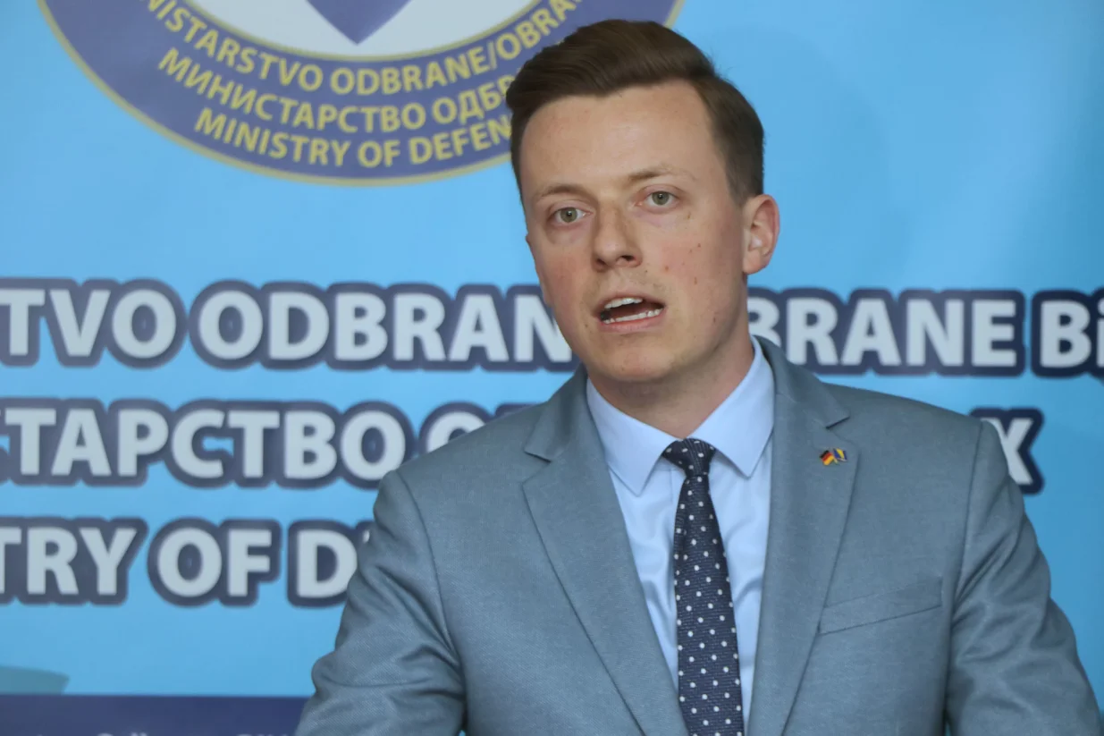 Ministar obrane Bosne i Hercegovine Sifet Podžić primit će, u službeni posjet, izvjestitelja za zapadni Balkan u Parlamentu Savezne Republike Njemačke zastupnika Adisa Ahmetovića/Senad Gubelić