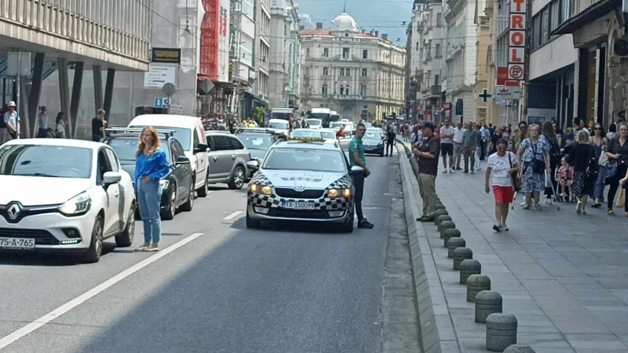 SArajevo stalo, oglasile se sirene/Senad Gubelić