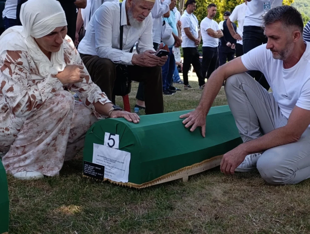 Brat najmlađe žrtve genocida koja će biti ukopana danas: Za mene je kao da se to danas dešava/Edin Barimac 