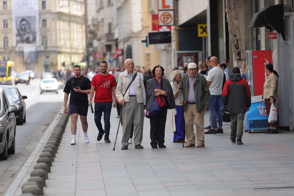 Sirena u Sarajevu, građani zastali u čast žrtava genocida u Srebrenici/Senad Gubelić
