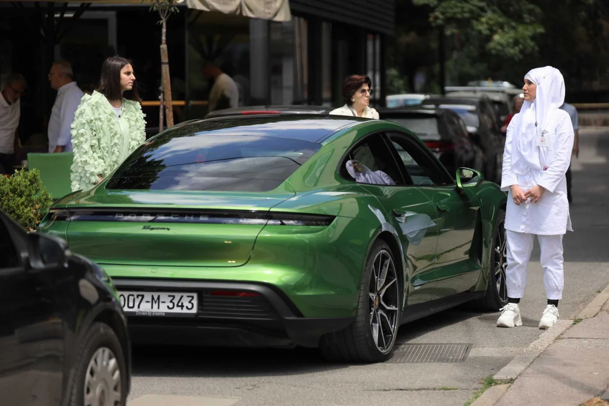 Sirena u Sarajevu, građani zastali u čast žrtava genocida u Srebrenici/Senad Gubelić