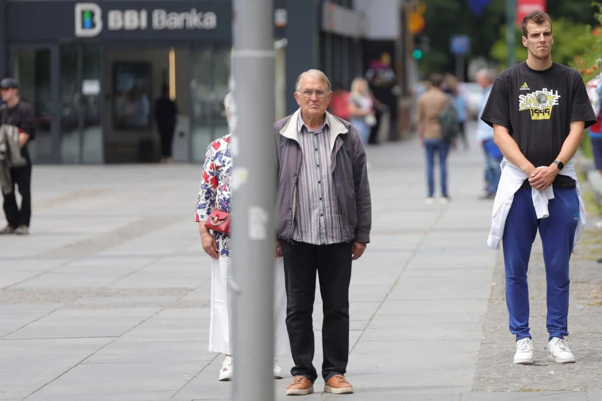 Sirena u Sarajevu, građani zastali u čast žrtava genocida u Srebrenici/Senad Gubelić