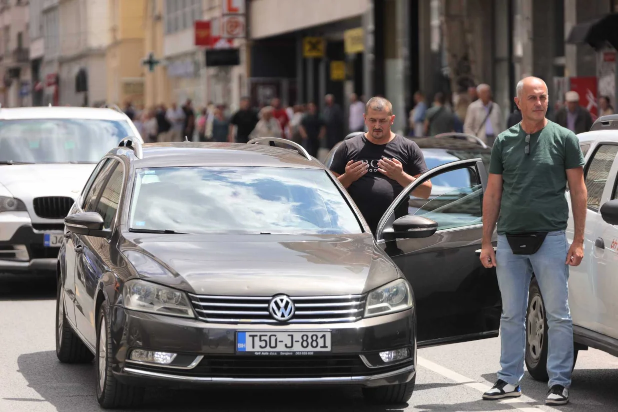 Sirena u Sarajevu, građani zastali u čast žrtava genocida u Srebrenici/Senad Gubelić