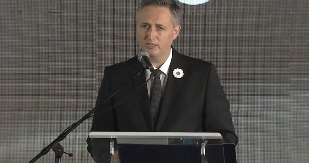 denis bećirović na komemoraciji u Potočarima/Screenshot