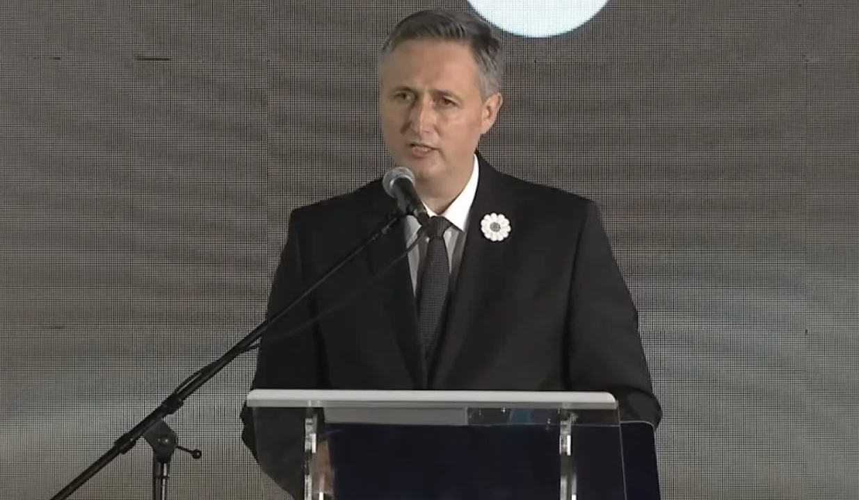 denis bećirović na komemoraciji u Potočarima/Screenshot