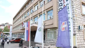 NOVI PAZAR, SRBIJA - 11. JULI 2025. - U Novom Pazaru danas se obeleЕѕava Dan seД‡anja na Еѕrtve genocida u Srebrenici, u skladu sa odlukom lokalnog parlamenta iz jula 2015. godine. Tokom celog dana u gradu vaЕѕe pravila predviД'ena za dan Еѕalosti. Zastave ispred zgrade Gradske uprave spuЕЎtene su na pola koplja. U ugostiteljskim objektima ne emituje se muzika, a javni dogaД'aji su zabranjeni, osim onih kojima se obeleЕѕava godiЕЎnjica genocida. (Aleksandar Niciforovic - Anadolu Agency)/Anadolija