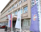 NOVI PAZAR, SRBIJA - 11. JULI 2025. - U Novom Pazaru danas se obeleЕѕava Dan seД‡anja na Еѕrtve genocida u Srebrenici, u skladu sa odlukom lokalnog parlamenta iz jula 2015. godine. Tokom celog dana u gradu vaЕѕe pravila predviД'ena za dan Еѕalosti. Zastave ispred zgrade Gradske uprave spuЕЎtene su na pola koplja. U ugostiteljskim objektima ne emituje se muzika, a javni dogaД'aji su zabranjeni, osim onih kojima se obeleЕѕava godiЕЎnjica genocida. (Aleksandar Niciforovic - Anadolu Agency)/Anadolija