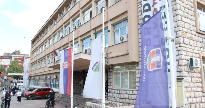 NOVI PAZAR, SRBIJA - 11. JULI 2025. - U Novom Pazaru danas se obeleЕѕava Dan seД‡anja na Еѕrtve genocida u Srebrenici, u skladu sa odlukom lokalnog parlamenta iz jula 2015. godine. Tokom celog dana u gradu vaЕѕe pravila predviД'ena za dan Еѕalosti. Zastave ispred zgrade Gradske uprave spuЕЎtene su na pola koplja. U ugostiteljskim objektima ne emituje se muzika, a javni dogaД'aji su zabranjeni, osim onih kojima se obeleЕѕava godiЕЎnjica genocida. (Aleksandar Niciforovic - Anadolu Agency)/Anadolija